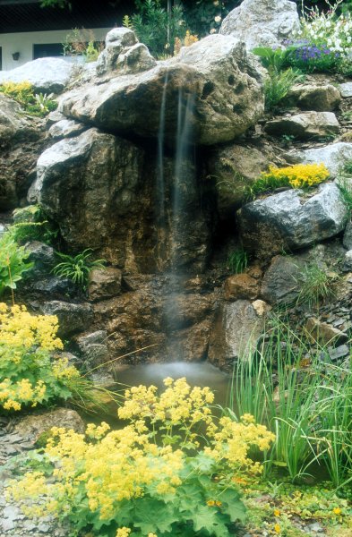 Schwimm Teich mit Wasserfall