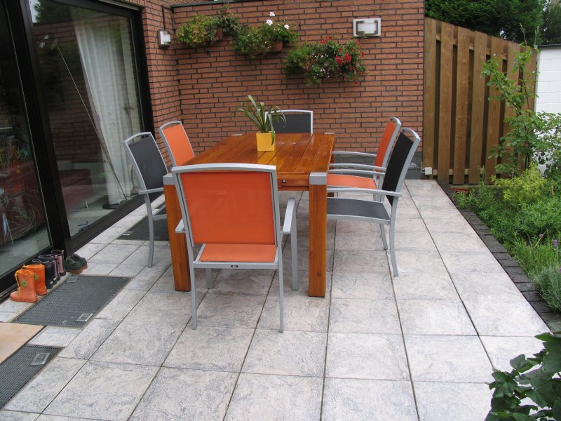 Garten mit treppe, stufen, sandkasten und palisaden