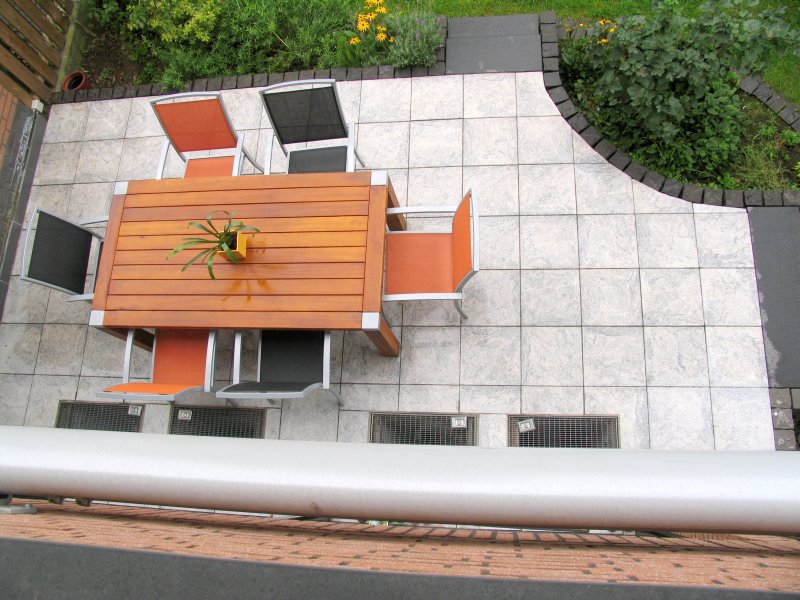 Garten mit treppe, stufen, sandkasten und palisaden