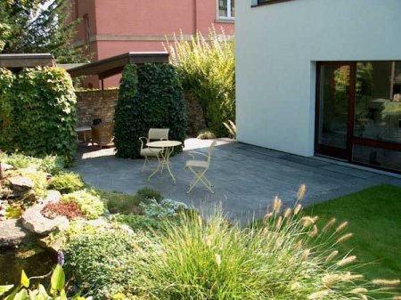 Terrasse mit angrenzendem Steingarten Terrasse mit angrenzendem Steingarten