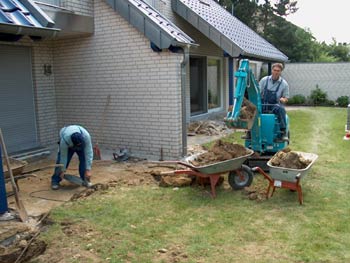 zwei M&auml;nner beim Anlegen einer Terrasse