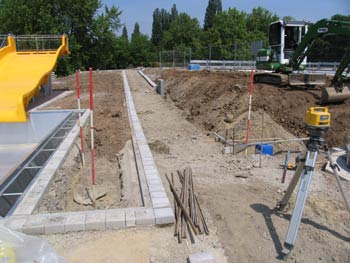 Erd-und Vermessungsarbeiten bei Pflasterarbeiten im Freibad