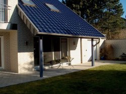 verl&auml;ngerte Dach&uuml;berstand dient als &Uuml;berdachung der Terrasse