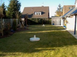 Rasenfl&auml;che und urspr&uuml;ngliche seitliche Bepflanzung des Gartens