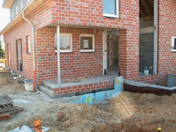 Vorgarten und Haus vor Projektbeginn Vorgarten und Haus vor Projektbeginn