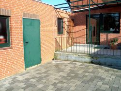 Gartenidee vorher: alte und neue Terrasse auf unterschiedlichem H&ouml;henniveau