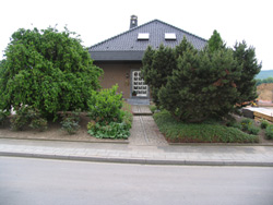Blick von der Straße zum Haus Blick von der Straße zum Haus