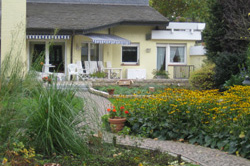 naturnahe Gartengestaltung mit Weg aus Naturstein naturnahe Gartengestaltung mit Weg aus Naturstein