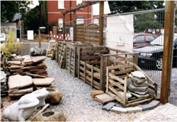 Lagerung von Material in alten Holzkisten