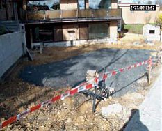 hier sollte ein Stellplatz vor dem  Mehrfamilienhaus gebaut werden