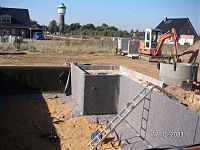 Das Becken f�r den Badeteich wird mit Geovlies ausgekleidet