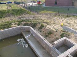 Teich mit seitlich angelegten Kammern als Spiel-und Matschzonen