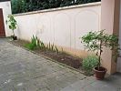 seitliches Beet zur Auflockerung der Mauer