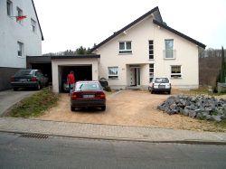 gro&szlig;er Vorgarten in der Voreifel im Ausgangszustand