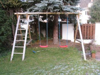 Holzschaukel mit Kletterm&ouml;glichkeit 