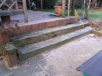 von der Terrasse f&uuml;hrten stark besch&auml;digte Stufen in den Garten