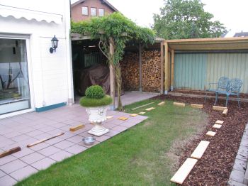 urspr&uuml;ngliche Terrasse und Rasenfl&auml;che