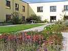 bl�hendes Beet im Innenhof