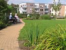 Blick aus dem Park zum Wohngeb�ude