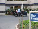 Treffpunkt der Bewohner vor dem Eingang