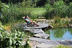 Natursteinbl�cke im Teich