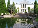 Schwimmteich mit erh�hter Terrasse