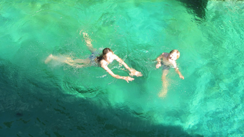 Schwimmteich mit türkisfarbener PVC-Folie