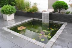 Quadratisches Wasserbecken mit Graniteinfassung