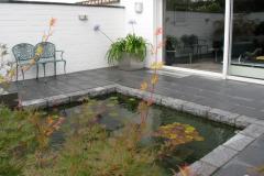 Wasserbecken an der Terrasse im modernen Garten