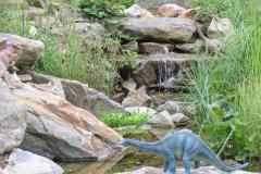 Wasserfall am Bach im Garten