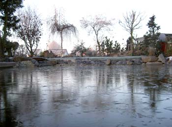 geschlossene Eisdecke auf einem Teich