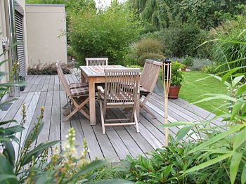 Holzterrasse mit Sitzgruppe