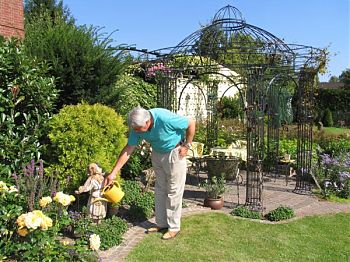 Blumen gießen im Traumgarten