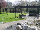 Terrasse mit Pergola am Teich