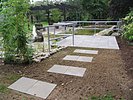 Trittplatten führen zur Terrasse am Wasser