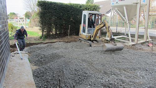 Tragschicht aus Natursteinschotter einbringen