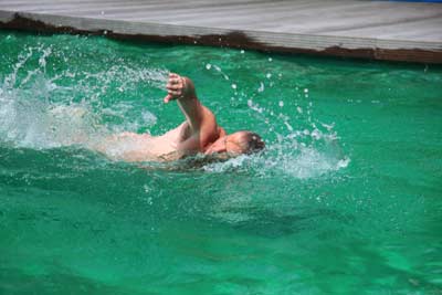 Schwimmen im Naturpool nach der Teichsanierung