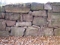 Trockenmauer aus großen Sandsteinblöcken