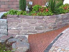 vermörtelte Natursteinmauer