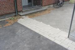 Uebergang-neuer-Asphalt-zu-alten-Platten-im-Eingangsbereich