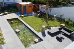 Blick von der Terrasse zum Gartenhaus