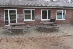 2-Sitzgruppen-mit-Baenken-und-Tisch