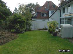 Garten mit Abgrenzung zur Straße hin durch Mauer