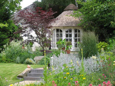 Gartenhaus mit Terasse im Garten