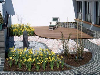 kleiner Garten mit Holzterrasse