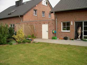 Blick vom Garten zum Haus angrenzender Garage