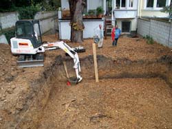 Bagger bei Aushubarbeiten für den Schwimmteich 