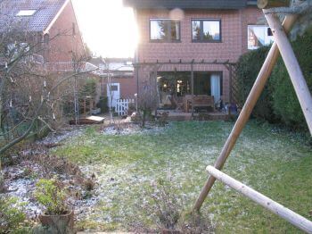 Blick auf Haus und Terrasse