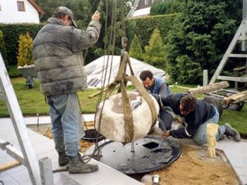 Arbeiter beim Setzen eines Quellsteines