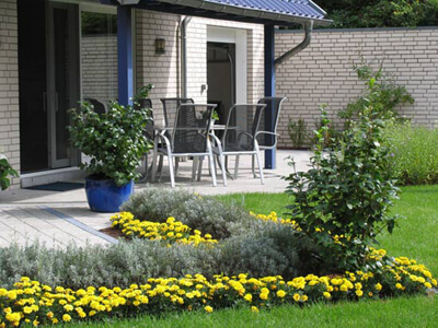 Beispiel für Garten-Ideen: Terrasse mit Sommerblumen